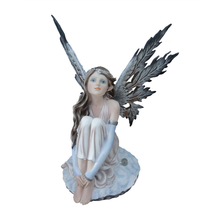 Fée assise grandes ailes