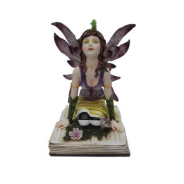 Fée sur livre 15*20 cms (