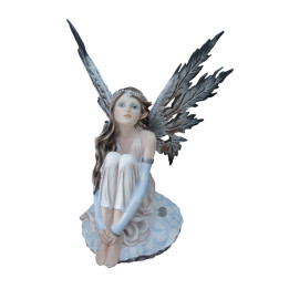 Fée assise grandes ailes
