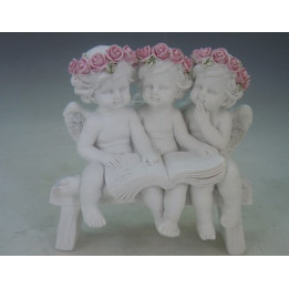 Trois anges assis sur ban