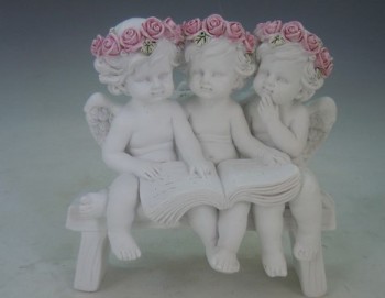Trois anges assis sur ban