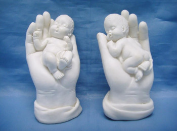 bébé endormi sur main 4,5