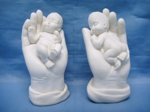 bébé endormi sur main 4,5