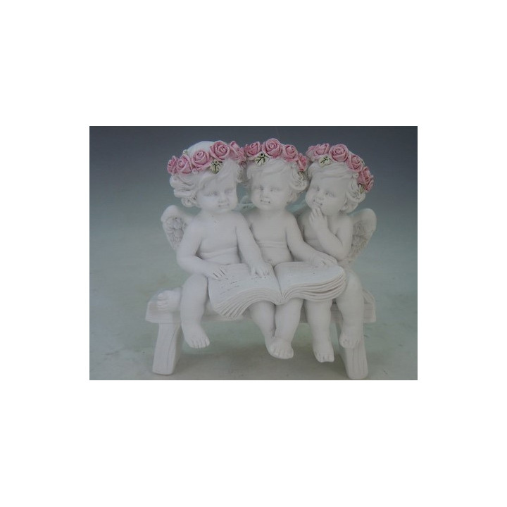 Trois anges assis sur ban